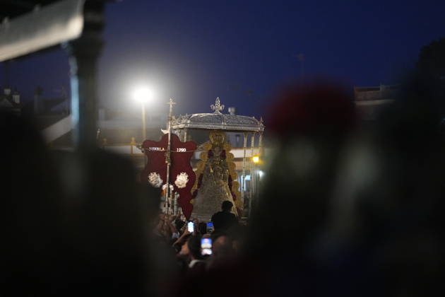 La Virgen del Rocio procession after jumping the fence at 3 08 hours La Virgen del Rocio procession through the village on his visit to the 127 affiliates A May 25, 2026 in El Rocio, Huelva Andalusia, Spain La Virgen del Rocio has left his hermitage about 03.08 hours this Monday, Day of Pentecost, to go through the village in Almonte Huelva and procession in her visit to the 127 affiliates who have made the pilgrimage there for yet another year. The Patroness of Almote is dressed in the full dress of the Montpensier family, recently restored at the Andalusian Institute of Historical Heritage 25 MAY 2026 Joaquín Arjona 25 05 2026 El Rocio, Huelva Andalucia, Esp El Rocio, Huelva Andalucia, Espana Copyright: xJoaquinxArjonax 7548148