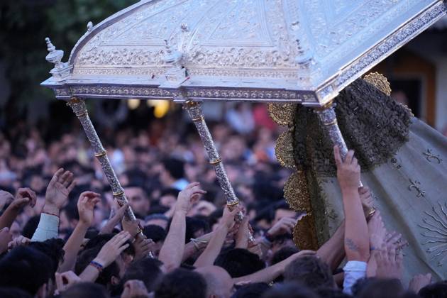 La Virgen del Rocio procession after jumping the fence at 3 08 hours La Virgen del Rocio procession through the village on his visit to the 127 affiliates A May 25, 2026 in El Rocio, Huelva Andalusia, Spain La Virgen del Rocio has left his hermitage about 03.08 hours this Monday, Day of Pentecost, to go through the village in Almonte Huelva and procession in her visit to the 127 affiliates who have made the pilgrimage there for yet another year. The Patroness of Almote is dressed in the full dress of the Montpensier family, recently restored at the Andalusian Institute of Historical Heritage 25 MAY 2026 Joaquín Arjona 25 05 2026 El Rocio, Huelva Andalucia, Esp El Rocio, Huelva Andalucia, Espana Copyright: xJoaquinxArjonax 7548138