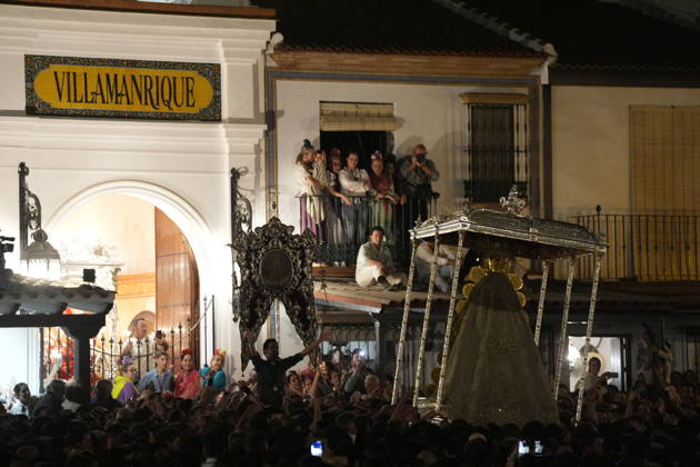 La Virgen del Rocio procession after jumping the fence at 3 08 hours La Virgen del Rocio procession through the village on his visit to the 127 affiliates A May 25, 2026 in El Rocio, Huelva Andalusia, Spain La Virgen del Rocio has left his hermitage about 03.08 hours this Monday, Day of Pentecost, to go through the village in Almonte Huelva and procession in her visit to the 127 affiliates who have made the pilgrimage there for yet another year. The Patroness of Almote is dressed in the full dress of the Montpensier family, recently restored at the Andalusian Institute of Historical Heritage 25 MAY 2026 Joaquín Arjona 25 05 2026 El Rocio, Huelva Andalucia, Esp El Rocio, Huelva Andalucia, Espana Copyright: xJoaquinxArjonax 7548139