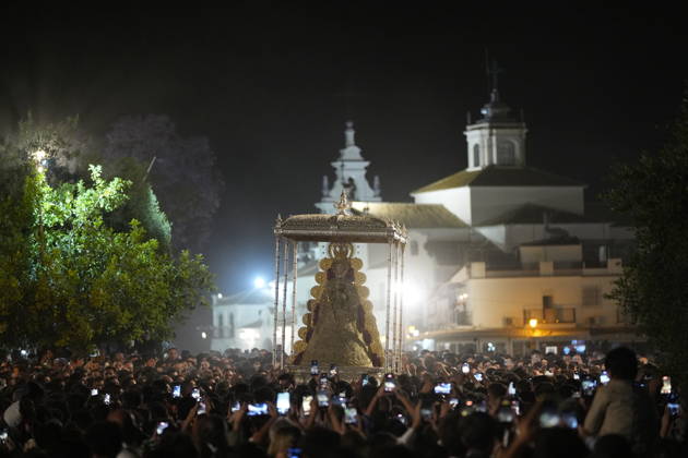 La Virgen del Rocio procession after jumping the fence at 3 08 hours La Virgen del Rocio procession through the village on his visit to the 127 affiliates A May 25, 2026 in El Rocio, Huelva Andalusia, Spain La Virgen del Rocio has left his hermitage about 03.08 hours this Monday, Day of Pentecost, to go through the village in Almonte Huelva and procession in her visit to the 127 affiliates who have made the pilgrimage there for yet another year. The Patroness of Almote is dressed in the full dress of the Montpensier family, recently restored at the Andalusian Institute of Historical Heritage 25 MAY 2026 Joaquín Arjona 25 05 2026 El Rocio, Huelva Andalucia, Esp El Rocio, Huelva Andalucia, Espana Copyright: xJoaquinxArjonax 7548140