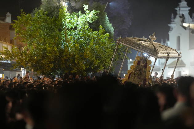 La Virgen del Rocio procession after jumping the fence at 3 08 hours La Virgen del Rocio procession through the village on his visit to the 127 affiliates A May 25, 2026 in El Rocio, Huelva Andalusia, Spain La Virgen del Rocio has left his hermitage about 03.08 hours this Monday, Day of Pentecost, to go through the village in Almonte Huelva and procession in her visit to the 127 affiliates who have made the pilgrimage there for yet another year. The Patroness of Almote is dressed in the full dress of the Montpensier family, recently restored at the Andalusian Institute of Historical Heritage 25 MAY 2026 Joaquín Arjona 25 05 2026 El Rocio, Huelva Andalucia, Esp El Rocio, Huelva Andalucia, Espana Copyright: xJoaquinxArjonax 7548141