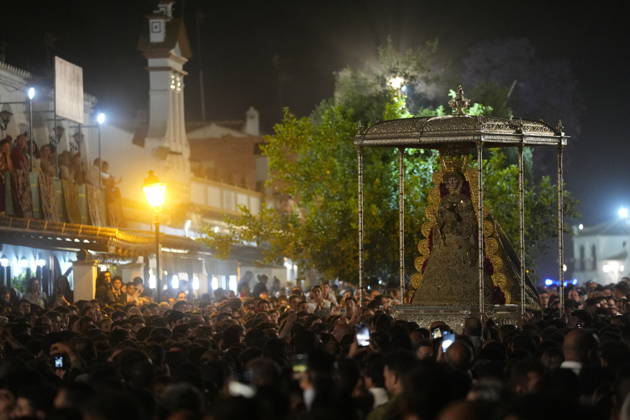 La Virgen del Rocio procession after jumping the fence at 3 08 hours La Virgen del Rocio procession through the village on his visit to the 127 affiliates A May 25, 2026 in El Rocio, Huelva Andalusia, Spain La Virgen del Rocio has left his hermitage about 03.08 hours this Monday, Day of Pentecost, to go through the village in Almonte Huelva and procession in her visit to the 127 affiliates who have made the pilgrimage there for yet another year. The Patroness of Almote is dressed in the full dress of the Montpensier family, recently restored at the Andalusian Institute of Historical Heritage 25 MAY 2026 Joaquín Arjona 25 05 2026 El Rocio, Huelva Andalucia, Esp El Rocio, Huelva Andalucia, Espana Copyright: xJoaquinxArjonax 7548142