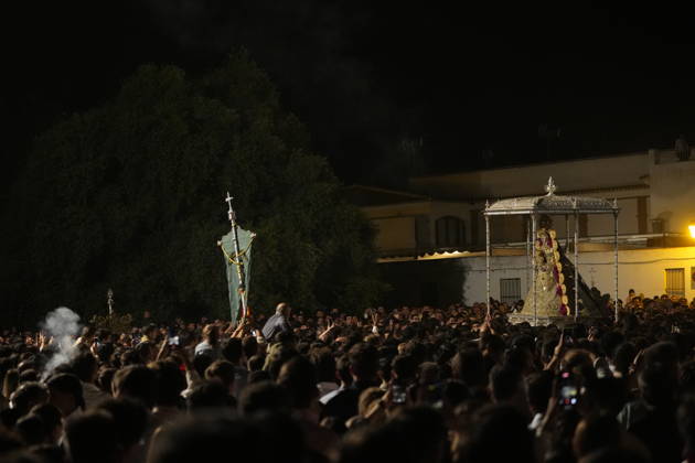 La Virgen del Rocio procession after jumping the fence at 3 08 hours La Virgen del Rocio procession through the village on his visit to the 127 affiliates A May 25, 2026 in El Rocio, Huelva Andalusia, Spain La Virgen del Rocio has left his hermitage about 03.08 hours this Monday, Day of Pentecost, to go through the village in Almonte Huelva and procession in her visit to the 127 affiliates who have made the pilgrimage there for yet another year. The Patroness of Almote is dressed in the full dress of the Montpensier family, recently restored at the Andalusian Institute of Historical Heritage 25 MAY 2026 Joaquín Arjona 25 05 2026 El Rocio, Huelva Andalucia, Esp El Rocio, Huelva Andalucia, Espana Copyright: xJoaquinxArjonax 7548143