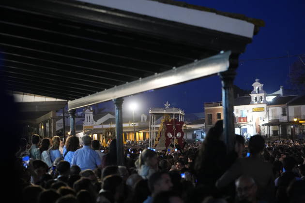 La Virgen del Rocio procession after jumping the fence at 3 08 hours La Virgen del Rocio procession through the village on his visit to the 127 affiliates A May 25, 2026 in El Rocio, Huelva Andalusia, Spain La Virgen del Rocio has left his hermitage about 03.08 hours this Monday, Day of Pentecost, to go through the village in Almonte Huelva and procession in her visit to the 127 affiliates who have made the pilgrimage there for yet another year. The Patroness of Almote is dressed in the full dress of the Montpensier family, recently restored at the Andalusian Institute of Historical Heritage 25 MAY 2026 Joaquín Arjona 25 05 2026 El Rocio, Huelva Andalucia, Esp El Rocio, Huelva Andalucia, Espana Copyright: xJoaquinxArjonax 7548149