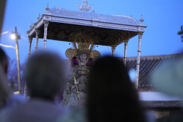 La Virgen del Rocio procession after jumping the fence at 3 08 hours La Virgen del Rocio procession through the village on his visit to the 127 affiliates A May 25, 2026 in El Rocio, Huelva Andalusia, Spain La Virgen del Rocio has left his hermitage about 03.08 hours this Monday, Day of Pentecost, to go through the village in Almonte Huelva and procession in her visit to the 127 affiliates who have made the pilgrimage there for yet another year. The Patroness of Almote is dressed in the full dress of the Montpensier family, recently restored at the Andalusian Institute of Historical Heritage 25 MAY 2026 Joaquín Arjona 25 05 2026 El Rocio, Huelva Andalucia, Esp El Rocio, Huelva Andalucia, Espana Copyright: xJoaquinxArjonax 7548151