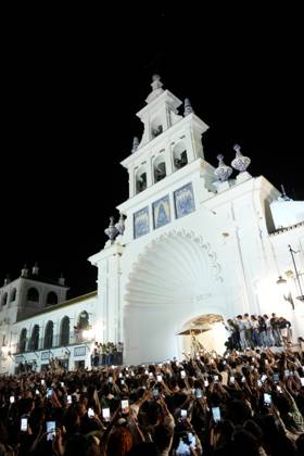 La Virgen del Rocio procession after jumping the fence at 3 08 hours La Virgen del Rocio procession through the village on his visit to the 127 affiliates A May 25, 2026 in El Rocio, Huelva Andalusia, Spain La Virgen del Rocio has left his hermitage about 03.08 hours this Monday, Day of Pentecost, to go through the village in Almonte Huelva and procession in her visit to the 127 affiliates who have made the pilgrimage there for yet another year. The Patroness of Almote is dressed in the full dress of the Montpensier family, recently restored at the Andalusian Institute of Historical Heritage 25 MAY 2026 Joaquín Arjona 25 05 2026 El Rocio, Huelva Andalucia, Esp El Rocio, Huelva Andalucia, Espana Copyright: xJoaquinxArjonax 7548157