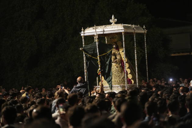 La Virgen del Rocio procession after jumping the fence at 3 08 hours La Virgen del Rocio procession through the village on his visit to the 127 affiliates A May 25, 2026 in El Rocio, Huelva Andalusia, Spain La Virgen del Rocio has left his hermitage about 03.08 hours this Monday, Day of Pentecost, to go through the village in Almonte Huelva and procession in her visit to the 127 affiliates who have made the pilgrimage there for yet another year. The Patroness of Almote is dressed in the full dress of the Montpensier family, recently restored at the Andalusian Institute of Historical Heritage 25 MAY 2026 Joaquín Arjona 25 05 2026 El Rocio, Huelva Andalucia, Esp El Rocio, Huelva Andalucia, Espana Copyright: xJoaquinxArjonax 7548144