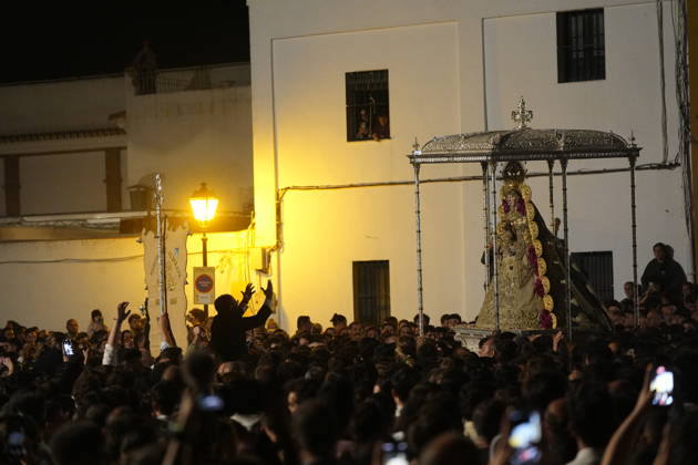 La Virgen del Rocio procession after jumping the fence at 3 08 hours La Virgen del Rocio procession through the village on his visit to the 127 affiliates A May 25, 2026 in El Rocio, Huelva Andalusia, Spain La Virgen del Rocio has left his hermitage about 03.08 hours this Monday, Day of Pentecost, to go through the village in Almonte Huelva and procession in her visit to the 127 affiliates who have made the pilgrimage there for yet another year. The Patroness of Almote is dressed in the full dress of the Montpensier family, recently restored at the Andalusian Institute of Historical Heritage 25 MAY 2026 Joaquín Arjona 25 05 2026 El Rocio, Huelva Andalucia, Esp El Rocio, Huelva Andalucia, Espana Copyright: xJoaquinxArjonax 7548145