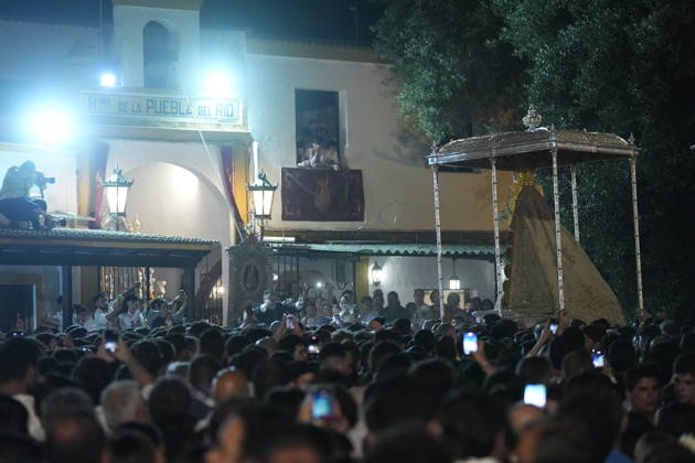 La Virgen del Rocio procession after jumping the fence at 3 08 hours La Virgen del Rocio procession through the village on his visit to the 127 affiliates A May 25, 2026 in El Rocio, Huelva Andalusia, Spain La Virgen del Rocio has left his hermitage about 03.08 hours this Monday, Day of Pentecost, to go through the village in Almonte Huelva and procession in her visit to the 127 affiliates who have made the pilgrimage there for yet another year. The Patroness of Almote is dressed in the full dress of the Montpensier family, recently restored at the Andalusian Institute of Historical Heritage 25 MAY 2026 Joaquín Arjona 25 05 2026 El Rocio, Huelva Andalucia, Esp El Rocio, Huelva Andalucia, Espana Copyright: xJoaquinxArjonax 7548146