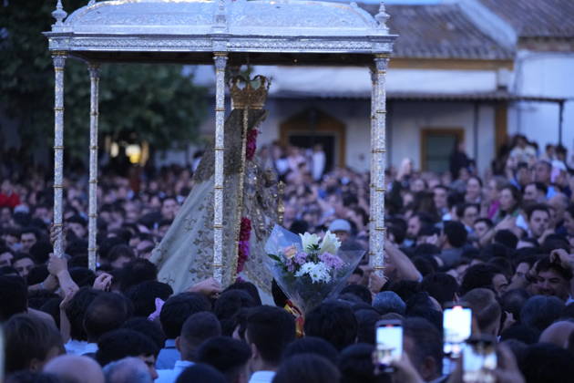 La Virgen del Rocio procession after jumping the fence at 3 08 hours La Virgen del Rocio procession through the village on his visit to the 127 affiliates A May 25, 2026 in El Rocio, Huelva Andalusia, Spain La Virgen del Rocio has left his hermitage about 03.08 hours this Monday, Day of Pentecost, to go through the village in Almonte Huelva and procession in her visit to the 127 affiliates who have made the pilgrimage there for yet another year. The Patroness of Almote is dressed in the full dress of the Montpensier family, recently restored at the Andalusian Institute of Historical Heritage 25 MAY 2026 Joaquín Arjona 25 05 2026 El Rocio, Huelva Andalucia, Esp El Rocio, Huelva Andalucia, Espana Copyright: xJoaquinxArjonax 7548153