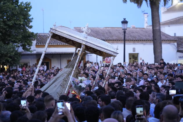 La Virgen del Rocio procession after jumping the fence at 3 08 hours La Virgen del Rocio procession through the village on his visit to the 127 affiliates A May 25, 2026 in El Rocio, Huelva Andalusia, Spain La Virgen del Rocio has left his hermitage about 03.08 hours this Monday, Day of Pentecost, to go through the village in Almonte Huelva and procession in her visit to the 127 affiliates who have made the pilgrimage there for yet another year. The Patroness of Almote is dressed in the full dress of the Montpensier family, recently restored at the Andalusian Institute of Historical Heritage 25 MAY 2026 Joaquín Arjona 25 05 2026 El Rocio, Huelva Andalucia, Esp El Rocio, Huelva Andalucia, Espana Copyright: xJoaquinxArjonax 7548154