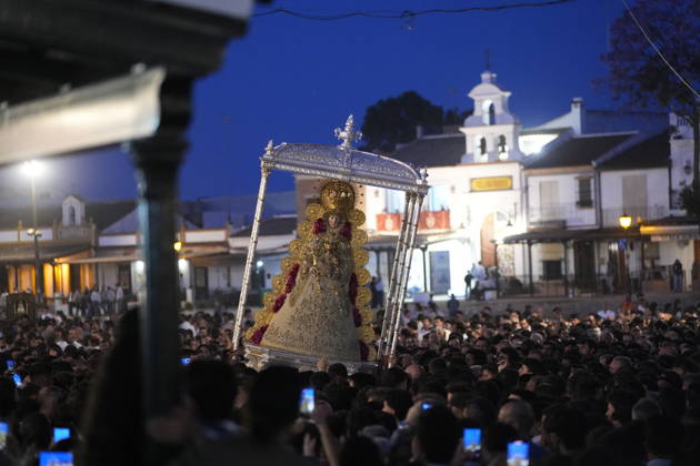 La Virgen del Rocio procession after jumping the fence at 3 08 hours La Virgen del Rocio procession through the village on his visit to the 127 affiliates A May 25, 2026 in El Rocio, Huelva Andalusia, Spain La Virgen del Rocio has left his hermitage about 03.08 hours this Monday, Day of Pentecost, to go through the village in Almonte Huelva and procession in her visit to the 127 affiliates who have made the pilgrimage there for yet another year. The Patroness of Almote is dressed in the full dress of the Montpensier family, recently restored at the Andalusian Institute of Historical Heritage 25 MAY 2026 Joaquín Arjona 25 05 2026 El Rocio, Huelva Andalucia, Esp El Rocio, Huelva Andalucia, Espana Copyright: xJoaquinxArjonax 7548155