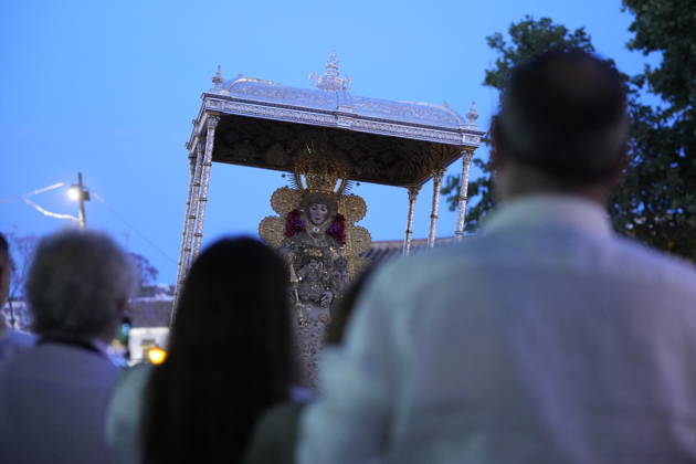 La Virgen del Rocio procession after jumping the fence at 3 08 hours La Virgen del Rocio procession through the village on his visit to the 127 affiliates A May 25, 2026 in El Rocio, Huelva Andalusia, Spain La Virgen del Rocio has left his hermitage about 03.08 hours this Monday, Day of Pentecost, to go through the village in Almonte Huelva and procession in her visit to the 127 affiliates who have made the pilgrimage there for yet another year. The Patroness of Almote is dressed in the full dress of the Montpensier family, recently restored at the Andalusian Institute of Historical Heritage 25 MAY 2026 Joaquín Arjona 25 05 2026 El Rocio, Huelva Andalucia, Esp El Rocio, Huelva Andalucia, Espana Copyright: xJoaquinxArjonax 7548156