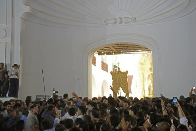 La Virgen del Rocio procession after jumping the fence at 3 08 hours La Virgen del Rocio procession through the village on his visit to the 127 affiliates A May 25, 2026 in El Rocio, Huelva Andalusia, Spain La Virgen del Rocio has left his hermitage about 03.08 hours this Monday, Day of Pentecost, to go through the village of Almonte Huelva and procession in her visit to the 127 affiliates who have made the pilgrimage there for yet another year. The Patroness of Almote is dressed in the full dress of the Montpensier family, recently restored at the Andalusian Institute of Historical Heritage 25 MAY 2026 Joaquín Arjona 25 05 2026 El Rocio, Huelva Andalucia, Esp El Rocio, Huelva Andalucia, Espana Copyright: xJoaquinxArjonax 7548164