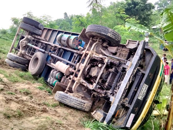 (260525) -- TANGAIL, May 25, 2026 () -- This photo taken on May 25, 2026 shows a scene at the site of a truck accident in Tangail district, Bangladesh. At least 15 people were killed, and six others injured early on Monday when a rod-laden truck overturned into a bridge-side ditch in Bangladesh s Tangail district, some 97 km away from the capital Dhaka. () (SpotNews) BANGLADESH-TANGAIL-TRUCK-ACCIDENT Xinhua 