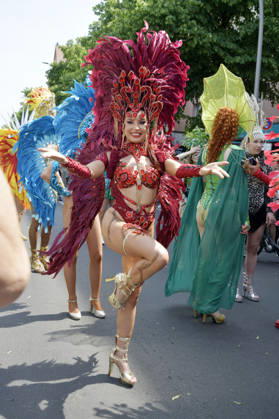 Die Parade zum 30. Karneval der Kulturen zieht durch Berlin-Friedrichshain. Etwa 4000 Akteurinnen und Akteure in etwa 67 verschiedenen Gruppen und Umzugswagen nehmen an der Parade teil. Berlin, 24.05.2026