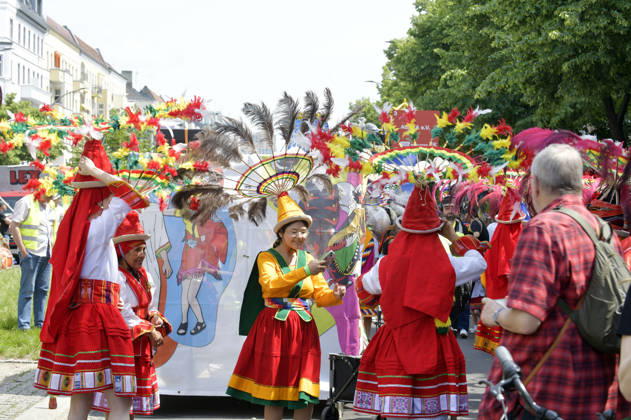 Die Parade zum 30. Karneval der Kulturen zieht durch Berlin-Friedrichshain. Etwa 4000 Akteurinnen und Akteure in etwa 67 verschiedenen Gruppen und Umzugswagen nehmen an der Parade teil. Berlin, 24.05.2026