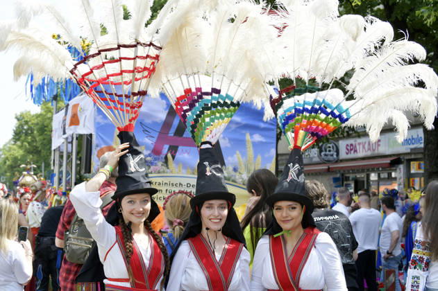Die Parade zum 30. Karneval der Kulturen zieht durch Berlin-Friedrichshain. Etwa 4000 Akteurinnen und Akteure in etwa 67 verschiedenen Gruppen und Umzugswagen nehmen an der Parade teil. Berlin, 24.05.2026