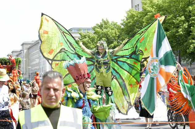 Die Parade zum 30. Karneval der Kulturen zieht durch Berlin-Friedrichshain. Etwa 4000 Akteurinnen und Akteure in etwa 67 verschiedenen Gruppen und Umzugswagen nehmen an der Parade teil. Berlin, 24.05.2026