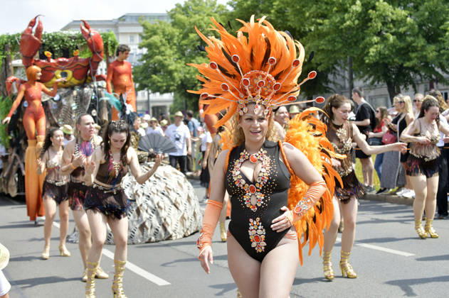 Die Parade zum 30. Karneval der Kulturen zieht durch Berlin-Friedrichshain. Etwa 4000 Akteurinnen und Akteure in etwa 67 verschiedenen Gruppen und Umzugswagen nehmen an der Parade teil. Berlin, 24.05.2026