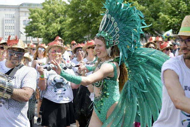 Die Parade zum 30. Karneval der Kulturen zieht durch Berlin-Friedrichshain. Etwa 4000 Akteurinnen und Akteure in etwa 67 verschiedenen Gruppen und Umzugswagen nehmen an der Parade teil. Berlin, 24.05.2026