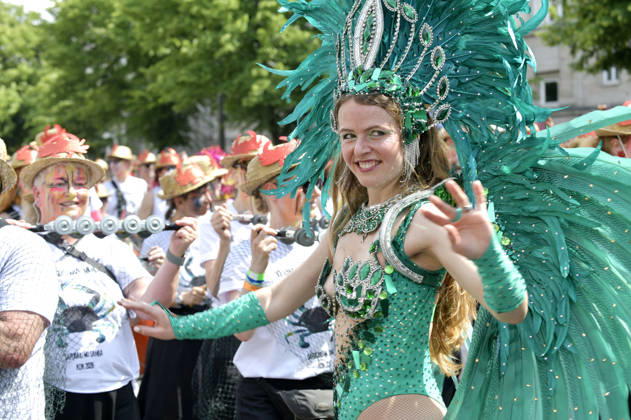 Die Parade zum 30. Karneval der Kulturen zieht durch Berlin-Friedrichshain. Etwa 4000 Akteurinnen und Akteure in etwa 67 verschiedenen Gruppen und Umzugswagen nehmen an der Parade teil. Berlin, 24.05.2026