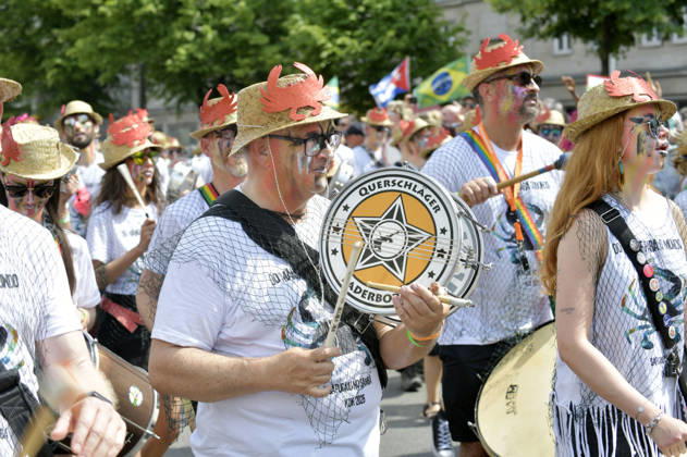 Die Parade zum 30. Karneval der Kulturen zieht durch Berlin-Friedrichshain. Etwa 4000 Akteurinnen und Akteure in etwa 67 verschiedenen Gruppen und Umzugswagen nehmen an der Parade teil. Berlin, 24.05.2026