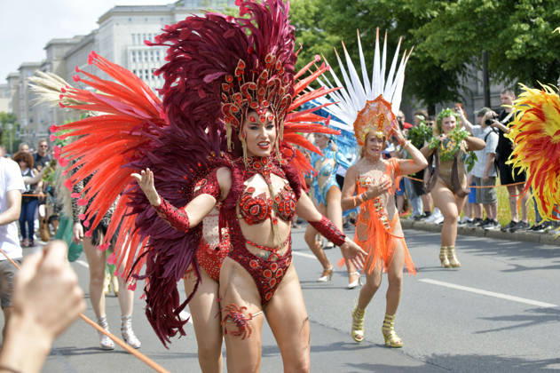 Die Parade zum 30. Karneval der Kulturen zieht durch Berlin-Friedrichshain. Etwa 4000 Akteurinnen und Akteure in etwa 67 verschiedenen Gruppen und Umzugswagen nehmen an der Parade teil. Berlin, 24.05.2026