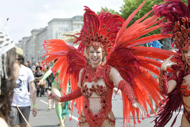 Die Parade zum 30. Karneval der Kulturen zieht durch Berlin-Friedrichshain. Etwa 4000 Akteurinnen und Akteure in etwa 67 verschiedenen Gruppen und Umzugswagen nehmen an der Parade teil. Berlin, 24.05.2026