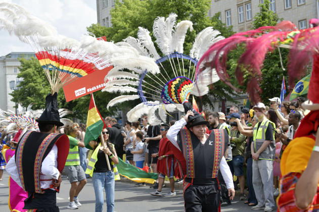 Die Parade zum 30. Karneval der Kulturen zieht durch Berlin-Friedrichshain. Etwa 4000 Akteurinnen und Akteure in etwa 67 verschiedenen Gruppen und Umzugswagen nehmen an der Parade teil. Berlin, 24.05.2026