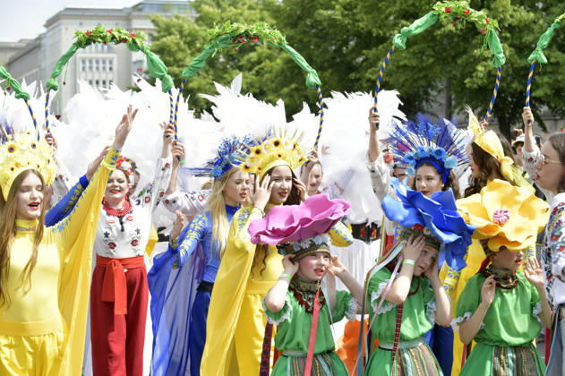 Die Parade zum 30. Karneval der Kulturen zieht durch Berlin-Friedrichshain. Etwa 4000 Akteurinnen und Akteure in etwa 67 verschiedenen Gruppen und Umzugswagen nehmen an der Parade teil. Berlin, 24.05.2026