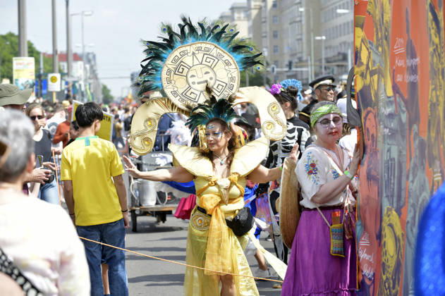 Die Parade zum 30. Karneval der Kulturen zieht durch Berlin-Friedrichshain. Etwa 4000 Akteurinnen und Akteure in etwa 67 verschiedenen Gruppen und Umzugswagen nehmen an der Parade teil. Berlin, 24.05.2026