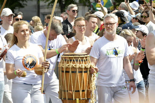 Die Parade zum 30. Karneval der Kulturen zieht durch Berlin-Friedrichshain. Etwa 4000 Akteurinnen und Akteure in etwa 67 verschiedenen Gruppen und Umzugswagen nehmen an der Parade teil. Berlin, 24.05.2026