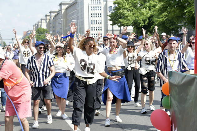 Die Parade zum 30. Karneval der Kulturen zieht durch Berlin-Friedrichshain. Etwa 4000 Akteurinnen und Akteure in etwa 67 verschiedenen Gruppen und Umzugswagen nehmen an der Parade teil. Berlin, 24.05.2026