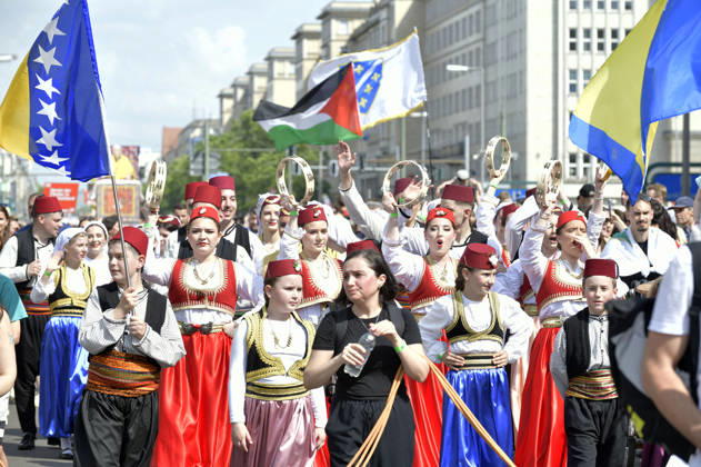 Die Parade zum 30. Karneval der Kulturen zieht durch Berlin-Friedrichshain. Etwa 4000 Akteurinnen und Akteure in etwa 67 verschiedenen Gruppen und Umzugswagen nehmen an der Parade teil. Berlin, 24.05.2026