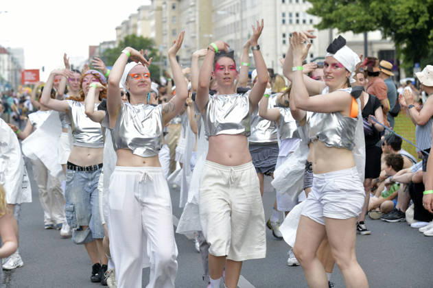 Die Parade zum 30. Karneval der Kulturen zieht durch Berlin-Friedrichshain. Etwa 4000 Akteurinnen und Akteure in etwa 67 verschiedenen Gruppen und Umzugswagen nehmen an der Parade teil. Berlin, 24.05.2026