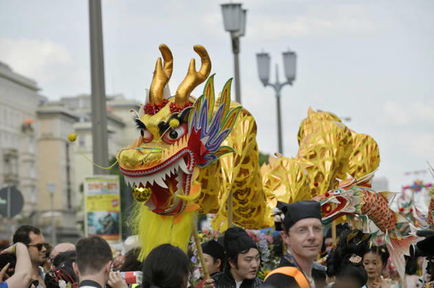 Die Parade zum 30. Karneval der Kulturen zieht durch Berlin-Friedrichshain. Etwa 4000 Akteurinnen und Akteure in etwa 67 verschiedenen Gruppen und Umzugswagen nehmen an der Parade teil. Berlin, 24.05.2026