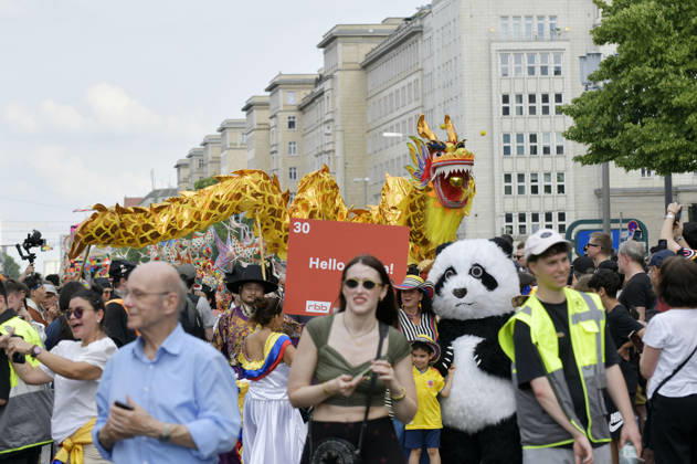 Die Parade zum 30. Karneval der Kulturen zieht durch Berlin-Friedrichshain. Etwa 4000 Akteurinnen und Akteure in etwa 67 verschiedenen Gruppen und Umzugswagen nehmen an der Parade teil. Berlin, 24.05.2026