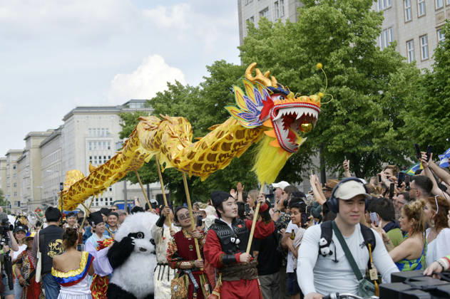 Die Parade zum 30. Karneval der Kulturen zieht durch Berlin-Friedrichshain. Etwa 4000 Akteurinnen und Akteure in etwa 67 verschiedenen Gruppen und Umzugswagen nehmen an der Parade teil. Berlin, 24.05.2026