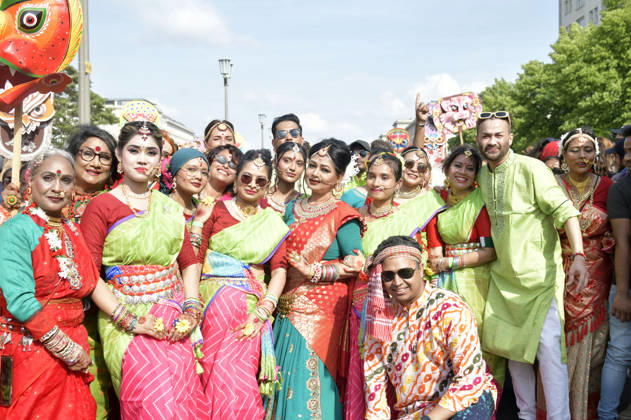 Die Parade zum 30. Karneval der Kulturen zieht durch Berlin-Friedrichshain. Etwa 4000 Akteurinnen und Akteure in etwa 67 verschiedenen Gruppen und Umzugswagen nehmen an der Parade teil. Berlin, 24.05.2026