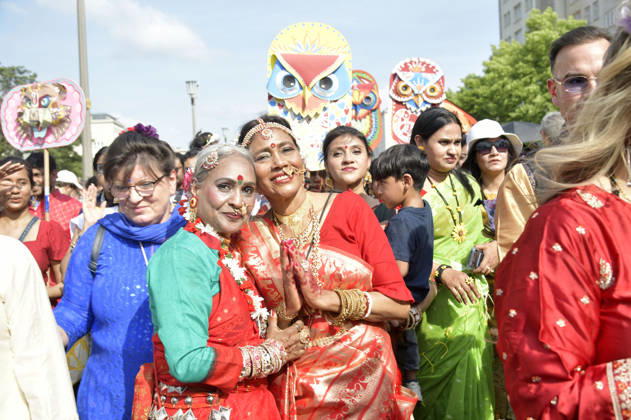 Die Parade zum 30. Karneval der Kulturen zieht durch Berlin-Friedrichshain. Etwa 4000 Akteurinnen und Akteure in etwa 67 verschiedenen Gruppen und Umzugswagen nehmen an der Parade teil. Berlin, 24.05.2026