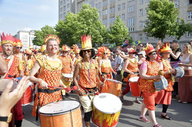 Die Parade zum 30. Karneval der Kulturen zieht durch Berlin-Friedrichshain. Etwa 4000 Akteurinnen und Akteure in etwa 67 verschiedenen Gruppen und Umzugswagen nehmen an der Parade teil. Berlin, 24.05.2026