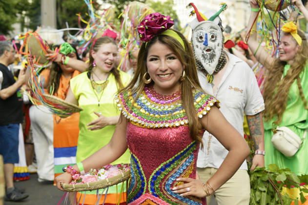 Die Parade zum 30. Karneval der Kulturen zieht durch Berlin-Friedrichshain. Etwa 4000 Akteurinnen und Akteure in etwa 67 verschiedenen Gruppen und Umzugswagen nehmen an der Parade teil. Berlin, 24.05.2026