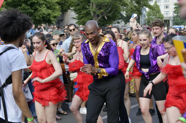 Die Parade zum 30. Karneval der Kulturen zieht durch Berlin-Friedrichshain. Etwa 4000 Akteurinnen und Akteure in etwa 67 verschiedenen Gruppen und Umzugswagen nehmen an der Parade teil. Berlin, 24.05.2026