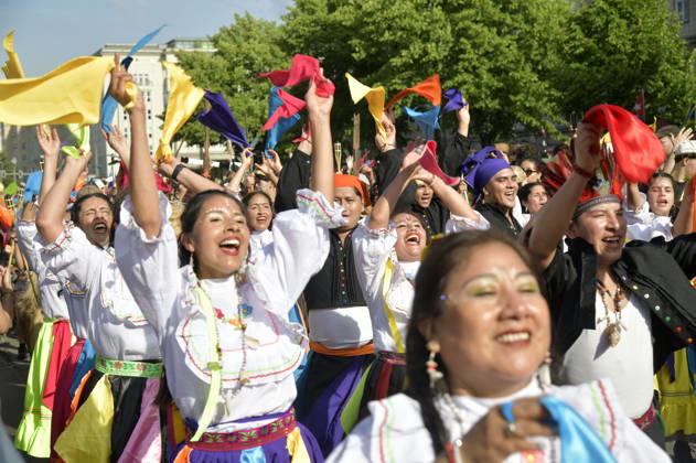 Die Parade zum 30. Karneval der Kulturen zieht durch Berlin-Friedrichshain. Etwa 4000 Akteurinnen und Akteure in etwa 67 verschiedenen Gruppen und Umzugswagen nehmen an der Parade teil. Berlin, 24.05.2026