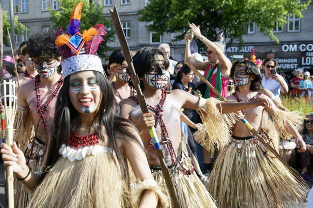 Die Parade zum 30. Karneval der Kulturen zieht durch Berlin-Friedrichshain. Etwa 4000 Akteurinnen und Akteure in etwa 67 verschiedenen Gruppen und Umzugswagen nehmen an der Parade teil. Berlin, 24.05.2026