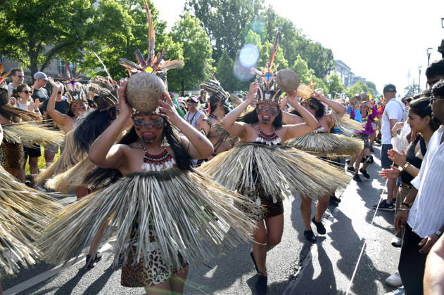 Die Parade zum 30. Karneval der Kulturen zieht durch Berlin-Friedrichshain. Etwa 4000 Akteurinnen und Akteure in etwa 67 verschiedenen Gruppen und Umzugswagen nehmen an der Parade teil. Berlin, 24.05.2026