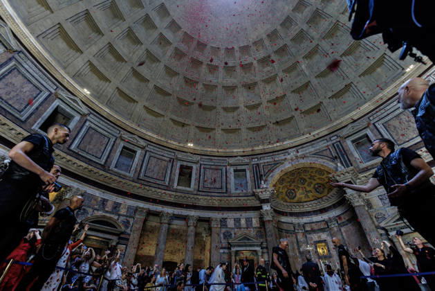 May 24, 2026, Rome, Italia, Italy: Pentecost celebration in the Pantheon Basilica with a shower of red rose petals, Rome, May 24, 2026 Rome Italy  - ZUMAa289 20260524_zia_a289_001 Copyright: xFrancescoxFotiax