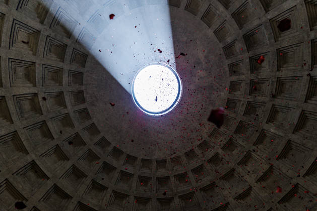 May 24, 2026, Rome, Italia, Italy: Pentecost celebration in the Pantheon Basilica with a shower of red rose petals, Rome, May 24, 2026 Rome Italy  - ZUMAa289 20260524_zia_a289_002 Copyright: xFrancescoxFotiax
