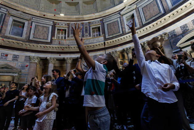 May 24, 2026, Rome, Italia, Italy: Pentecost celebration in the Pantheon Basilica with a shower of red rose petals, Rome, May 24, 2026 Rome Italy  - ZUMAa289 20260524_zia_a289_004 Copyright: xFrancescoxFotiax